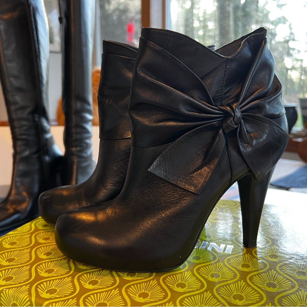 Gianni Bini Angel ankle bootie 7.5.  Cute!